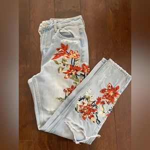 Embroidered high waisted jeans